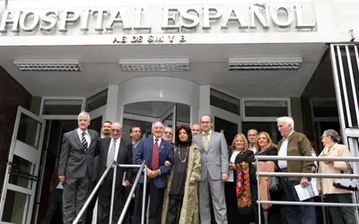 Pilar Pin y Julio Olmos posan junto a dirigentes del Hogar Español de La Plata.