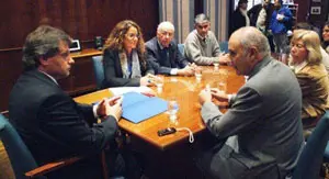 Gustavo Pulti y –a su derecha– José Pérez Pinar, durante el acto de la firma.
