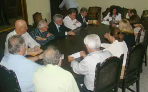 Un momento de una las reuniones de Pilar Pin con directivos de la colectividad.