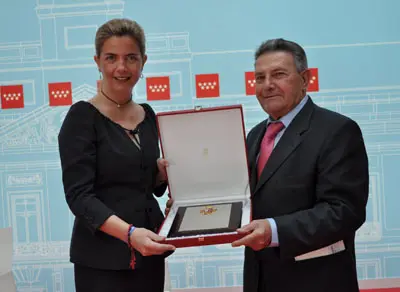Victoria Cristóbal y Ángel Llorente, posan con la Placa de Honor.