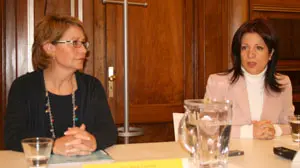 Pilar Pin en la conferencia de prensa, acompañada por la consejera laboral, Rosa Fuentes.
