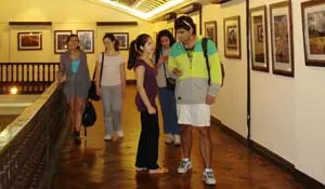 Algunos asistentes a la exposición en el Estadio Español de Santiago.