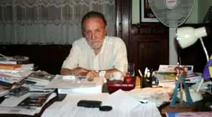 El presidente de la Federación de Sociedades Gallegas de la Argentina, Francisco Lores, en su despacho.