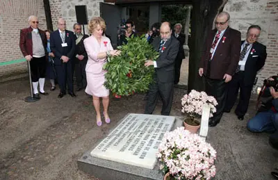  La presidenta de la Comunidad, durante la ofrenda floral en el Cementerio de la Florida.