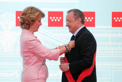  Esperanza Aguirre impone el galardón a Florentino Pérez.