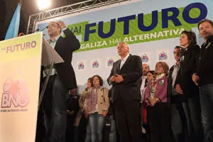 Guillerme Vázquez abrió la campaña en Santiago, junto a Rubén Cela.