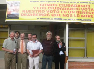 Los representantes de la Plataforma tras la reunión del pasado sábado en París.