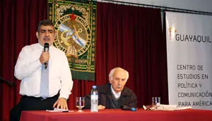 Sergio Fernández Novoa –izda.– y Norberto Galasso, en la conferencia del Centro de Estudios Guayaquil.