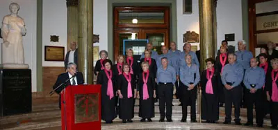Carlos Vello, durante su intervención, junto al coro del Centro, dirigido por Gabriel Lage.