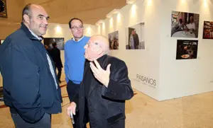 Eduardo Margareto –a la izquierda– charla con el escritor José Jiménez Lozano, en una imagen de 2010.