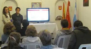 Miembros de la subcomisión de jóvenes presentando el ciclo de cortos.