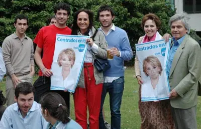 El presidente del PP en Reino Unidos, Jesus Ledo, -a la dcha.-, junto con otros miembros del PP, durante encuentro.