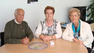 Maria Teresa Ordiz -en el centro-, junto a la presidenta del Centro Asturiano de Zaragoza.