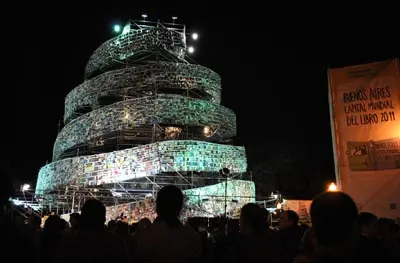  La ‘Torre de Babel de Libros’, instalada en la ciudad de Buenos Aires. 