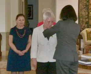 Anna Terrón entrega la Medalla de Honor de la Emigración a Carmen Canovas.