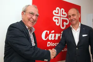 Santiago Camba y José Anuncio Mariño se saludan tras la firma del convenio en Santiago.