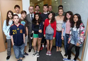 El conselleiro de Educación, Xesús Vázquez, posó con los estudiantes del instituto Cañada Blanch.