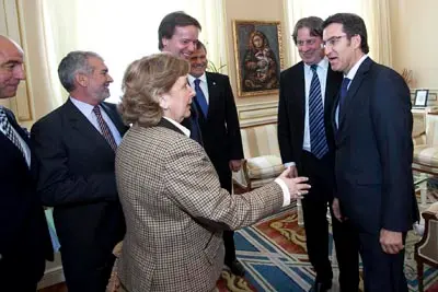  Santiago Camba y Manuel Barros &ndash;a la izda.&ndash; en la recepci&oacute;n de Feij&oacute;o al ministro uruguayo &ndash;a su dcha&ndash;.