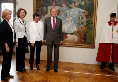 Los Reyes, junto a la presidenta suiza, Micheline Calmy-Rey (2d), y la directora de la Fundación del Hermitage de Lausana, Juliane Cosandier (i), visitaron una gran exposición de pintores expresionistas españoles.