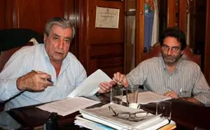  El presidente del Centro Gallego firma el acta de traspaso del personal.
