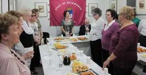 Un momento de la merienda celebrada en el centro.