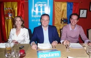 Alfredo Prada -en el centro-, junto a Carmen de la Cal, presidenta del PP en Ecuador, y Raúl Samper, delegado del PP en Quito.