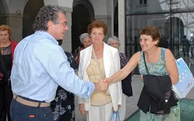 Francisco Granados saluda a una de las participantes en el viaje cultural.