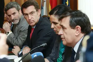  Xosé Manuel Pereiro, Pilar Rojo –presidenta del Parlamento de Galicia–, Núñez Feijóo y Severino Rodríguez, durante el acto de homenaje a Lois Pereiro en el Ayuntamiento de Monforte de Lemos.