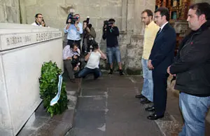 Feijóo ante la tumba del galleguista Alfonso R. Castelao en la ofrenda floral de Nuevas Generaciones del PP.