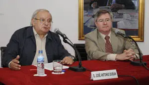  José Antonio Durán – a la izda.– y Ramón Jiménez, durante el acto celebrado en las instalaciones de la entidad.