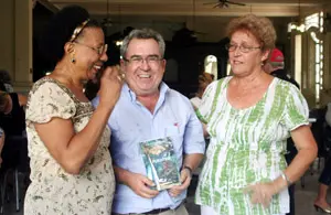  Doreya Véliz y Caridad Fernández, con Pedro Martínez.