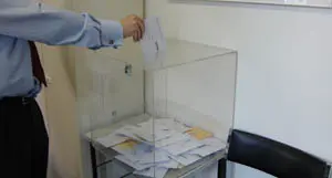  Una persona deposita su voto en el Consulado General de Zurich.