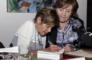  Germana Ferrari y Carmen Caffarell, durante la firma del acuerdo de donación. 
