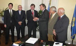  Patricio Melero, con el encargado de Juventud de la AIECH, J.M. Revilla, y los directores Francisco Ceresuela, L. Rodríguez y E. Suárez, recibe un reconocimiento de la Asociación durante el encuentro.
