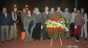  Participantes en la jornada de duelo en Montevideo, junto a la corona plantada frente al Consulado.