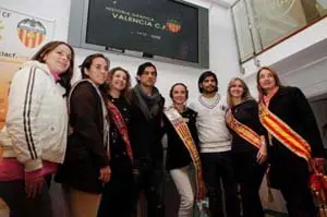  Las falleras de Perú, Buenos Aires (Argentina), Chile, Mendoza (Argentina), Venezuela y San Luis (EE UU), con los jugadores argentinos del Valencia en el Estadio de Mestalla.