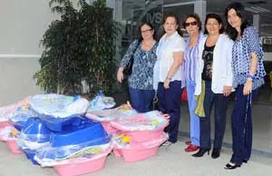  Mercedes Sanmartín de Rodríguez, Maritza Martínez de Vila, Francisca Martín de Piñón, junto a una asistente social del IVSS, y Tatiana Diéguez de Vila. 