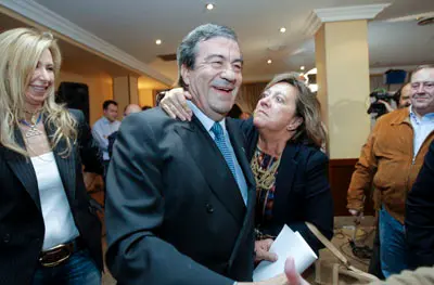 Francisco Álvarez-Cascos es felicitado por una simpatizante en la fiesta de Foro Asturias.