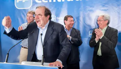 Juan Vicente Herrera celebra la victoria electoral con los militantes y simpatizantes del PP en Burgos.