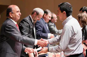 El presidente del Banco Santander, Emilio Botín, entregando las becas.