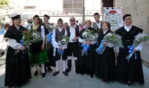  Os asistentes ao acto conmemorativo participaron nunha ofrenda de flores ao patr&oacute;n, San Anastasio.