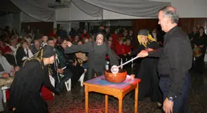  Un momento de la elaboraci&oacute;n de la queimada.