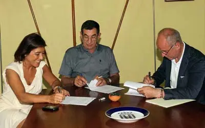 Beatriz Mato, Francisco Rey Rodríguez, presidente de la Hermandad Gallega de Valencia, y Santiago Camba, durante la firma del convenio con la entidad gallega de la capital carabobeña.