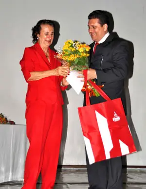  Campo, durante la entrega a una de las mujeres del Diploma de Servicios Prestados a la Comunidad Hispano-Gallega en Bahía.
