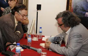  Ramón Pernas firma uno de los ejemplares de su libro. 