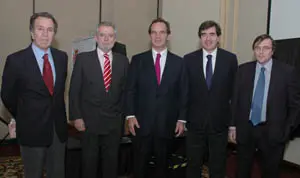  Los dirigentes de la C&aacute;mara Espa&ntilde;ola de Comercio, con el ministro Andr&eacute;s Allamand y el c&oacute;nsul de Espa&ntilde;a.