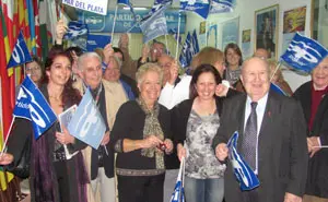 Afiliados y simpatizantes celebran la victoria del PP en Mar del Plata.  