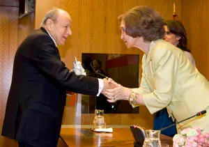  Domingo Liotta recibió el galardón de manos de la Reina de España.