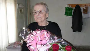 María del Amparo Porris Herrero con un ramo de flores que le entregaron.