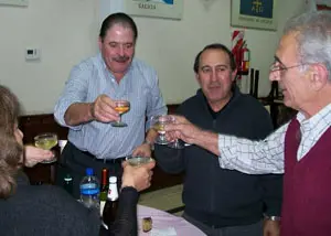  Algunos asistentes brindan por el aniversario de la instituci&oacute;n. 
